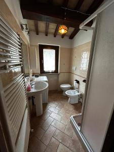 y baño con aseo, lavabo y ducha. en Il Casaletto Visso, en Visso