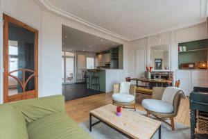 una sala de estar con un sofá y una mesa en 2 bedroom apartment with terrace, near Lille, en Lille