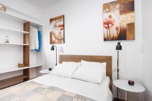 um quarto branco com uma cama e uma mesa em Endless View Apartment em Elliniká