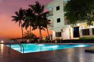 Bazén v ubytování Skylar Seaview Beach Resort & Ayurveda Varkala nebo v jeho okolí