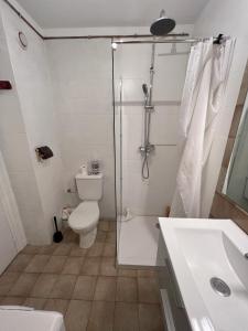un bagno con doccia, WC e lavandino di Azur Bleu a Villeneuve-Loubet Altre 6 foto