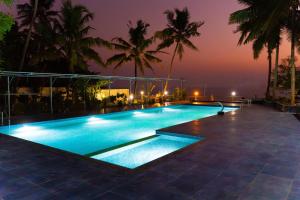 Bazén v ubytování Skylar Seaview Beach Resort & Ayurveda Varkala nebo v jeho okolí