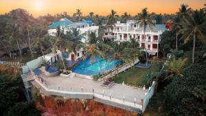 Bazén v ubytování Skylar Seaview Beach Resort & Ayurveda Varkala nebo v jeho okolí