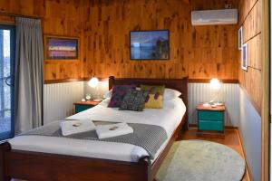 1 dormitorio con 1 cama con 2 toallas en Eagle's Nest, en Stanthorpe