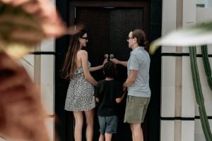 een familie die voor een deur staat bij Nara Villa Canggu by Ini Vie Hospitality in Canggu