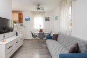 TV a/nebo společenská místnost v ubytování West Side Apartment
