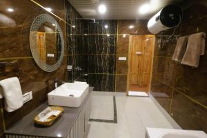 Een badkamer bij Jewel Of Kashmir House Boat