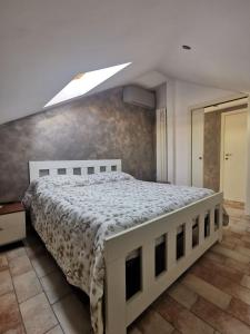 een slaapkamer met een groot bed in een kamer bij Appartamento mansardato Civitanova Marche in Civitanova Marche