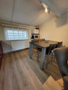cocina con mesa y sillas en una habitación en Vakantiehuis 4pers in Sunparks Oostduinkerke en Oostduinkerke