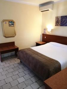 Postel nebo postele na pokoji v ubytování Auberge les Aromes