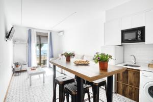 a kitchen with a table and chairs in a kitchen at El Desembarco in Villajoyosa