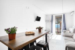 a living room with a table and a couch at El Desembarco in Villajoyosa