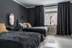 ein Schlafzimmer mit zwei Betten und einem Fenster in der Unterkunft Guestly Homes - 2BR Business & Comfort in Boden