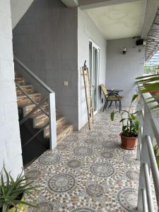 um corredor com piso em azulejo e uma escada em Ginger Sihanoukville em Sihanoukville