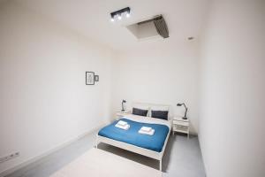 Habitación blanca con cama y escritorio. en Warm 2 Bedroom Serviced Apartment 59m2 -LK21- en Róterdam