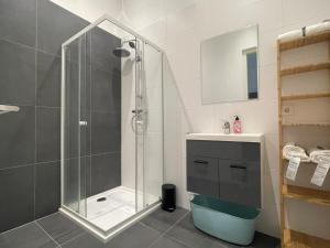 een badkamer met een glazen douche en een wastafel bij Stylish 2 Bedroom Serviced Apartment in Rotterdam in Rotterdam