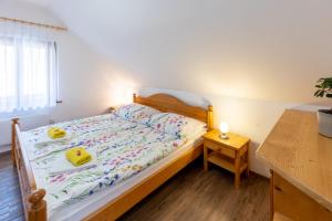 ein Schlafzimmer mit einem Bett mit zwei gelben Enten darauf in der Unterkunft Apartma pri Andreju in Bohinj