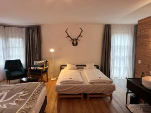sypialnia z łóżkiem, biurkiem i krzesłem w obiekcie Gerhardhof - Zimmer Glamping Camping w mieście Wildermieming