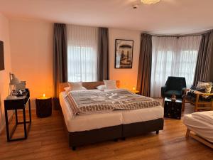 sypialnia z dużym łóżkiem i krzesłem w obiekcie Gerhardhof - Zimmer Glamping Camping w mieście Wildermieming