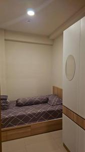 - une chambre avec un lit dans l'établissement 2 BR The Oak Tower Apartment 9th Floor, à Jakarta