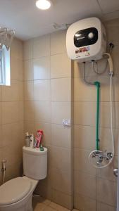 La salle de bains est pourvue d'une douche et de toilettes. dans l'établissement 2 BR The Oak Tower Apartment 9th Floor, à Jakarta