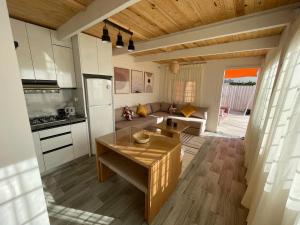 Virtuve vai virtuves zona naktsmītnē Jolie studio neuf ! Vue sur mer !