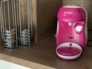 a pink blender sitting on top of a shelf at Le chouette gîte in Sélestat