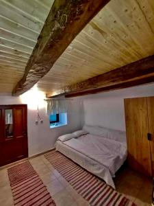 Postel nebo postele na pokoji v ubytování Căsuța cu livadă