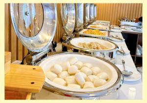 un buffet con muchos platos de comida en una mesa en Aurora Hotel Măng Đen, en Kon Von Kla