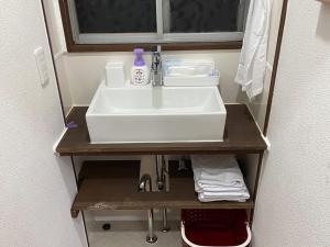 瀬戸内町にあるKoniyado Room 102 - Vacation STAY 42386vのバスルーム(鏡付き白い洗面台付)