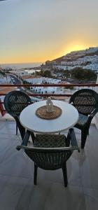 stół i krzesła na balkonie z widokiem na ocean w obiekcie El Libre Playa Puerto Rico w mieście Puerto Rico de Gran Canaria