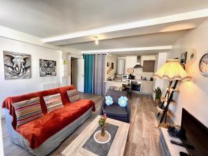 een woonkamer met een bank en een tafel bij La Casa Gîte 2 grands couchages in Rives