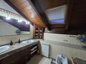 a bathroom with two sinks and a mirror at Un encanto de dúplex in Jaca +40 photos