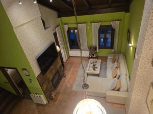 vistas panorámicas a una sala de estar con paredes verdes en Un encanto de dúplex, en Jaca