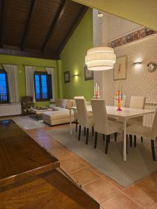 a living room with a white table and chairs at Un encanto de dúplex in Jaca