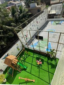 uma vista superior de um parque infantil com pessoas a brincar nele em Apartamento lindo e completo em Salvador em Salvador