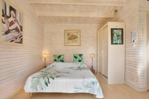 a bedroom with a large bed in a room at Chalets 1 MESANGE BLEUE Roquebrune Sur Argens in Roquebrune-sur-Argens