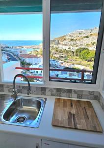w kuchni z umywalką i oknem w obiekcie El Libre Playa Puerto Rico w mieście Puerto Rico de Gran Canaria
