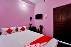 Tempat tidur dalam kamar di SPOT ON Hotel Gajraj