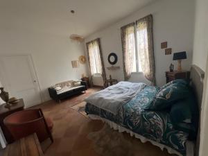 - une chambre avec un lit et un canapé dans l'établissement « La Souillarde », à Saint-Médard-en-Jalles