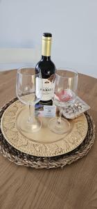 dwa kieliszki wina na tacy z butelką wina w obiekcie El Libre Playa Puerto Rico w mieście Puerto Rico de Gran Canaria +23 zdjęcia
