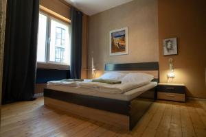 - une chambre avec un lit dans une pièce dotée d'une fenêtre dans l'établissement 2BDR Flat in Centre Sofia (NDK), à Sofia