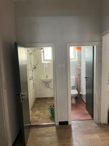La salle de bains est pourvue de toilettes et d'un lavabo. dans l'établissement 2BDR Flat in Centre Sofia (NDK), à Sofia