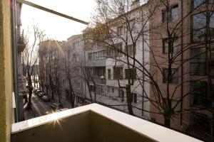 - une vue depuis la fenêtre d'une rue de la ville avec des bâtiments dans l'établissement 2BDR Flat in Centre Sofia (NDK), à Sofia