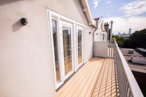 En balkon eller terrasse på Grandly 3 Bedroom Serviced Apartment 83m2 -NB306G-