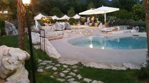 Bazén v ubytování Hotel La Grotte nebo v jeho okolí