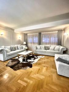 - un salon avec deux canapés et une table dans l'établissement Apartament De Luxe - Viva pod Giewontem Apartamenty, à Zakopane