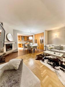 - un salon avec un canapé et une table dans l'établissement Apartament De Luxe - Viva pod Giewontem Apartamenty, à Zakopane