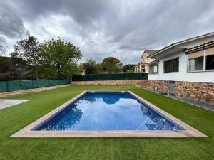 una piscina en el patio de una casa en Espectacular casa con piscina en Tordera, en Tordera