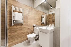 ein Bad mit einem WC und einem Waschbecken in der Unterkunft SHED Living Kraków in Krakau